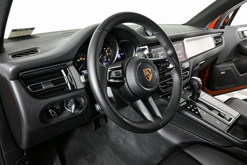 Certified 2022 Porsche Macan image 4