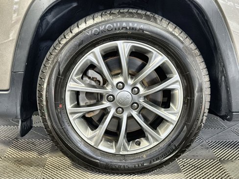 Used 2019 Jeep Cherokee Latitude Plus image 12
