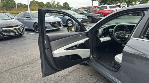 Used 2024 Hyundai Elantra Limited image 11