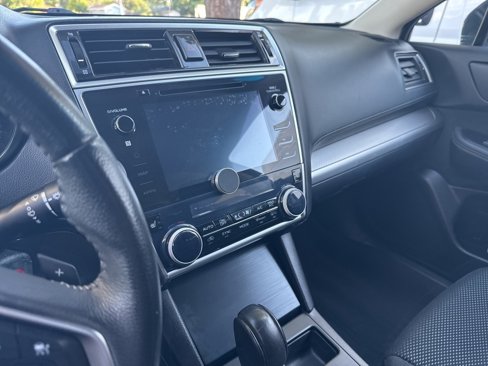 Used 2019 Subaru Outback 2.5i Premium image 11