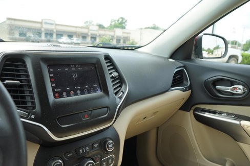 Used 2019 Jeep Cherokee Latitude w/ Popular Appearance Group image 18