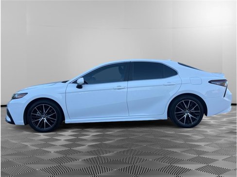Used 2023 Toyota Camry SE image 2