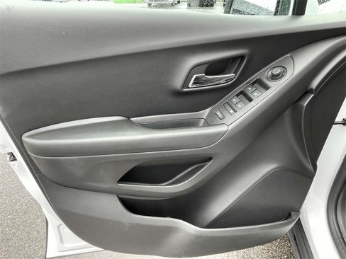 Used 2021 Chevrolet Trax LT w/ Sport Edition image 17