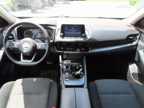 Used 2022 Nissan Rogue SV image 2