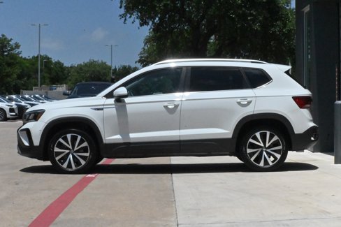 Used 2024 Volkswagen Taos SE w/ Panoramic Sunroof Package image 6