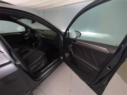Used 2022 Volkswagen Tiguan SE R-Line image 25