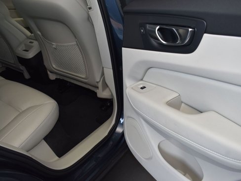 Used 2022 Volvo XC60 B5 Momentum w/ Climate Package image 21