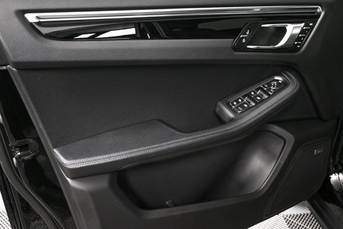 Certified 2025 Porsche Macan image 6