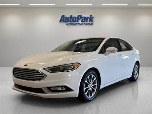 Used 2017 Ford Fusion SE w/ Fusion SE Technology Package image 3