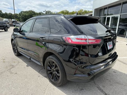 Used 2023 Ford Edge SE w/ Black Appearance Package image 5