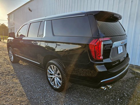 Used 2022 GMC Yukon XL Denali w/ Denali Premium Package image 4