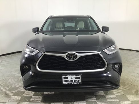 Used 2020 Toyota Highlander XLE image 2
