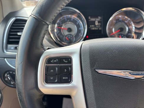 Used 2016 Chrysler Town & Country Touring image 27