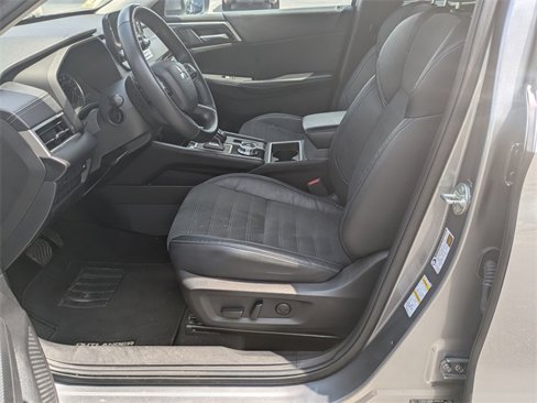 Used 2023 Mitsubishi Outlander SE image 11
