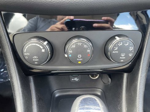 Used 2013 Chrysler 200 Limited image 21