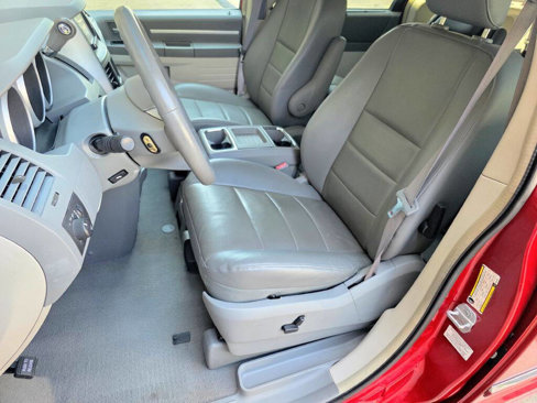 Used 2008 Dodge Grand Caravan SXT image 28