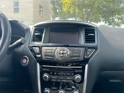 Used 2017 Nissan Pathfinder SV image 19