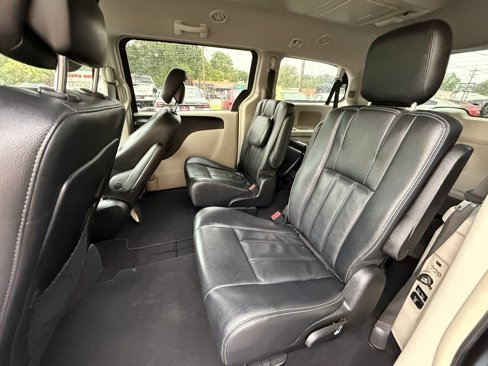 Used 2014 Chrysler Town & Country Touring image 12