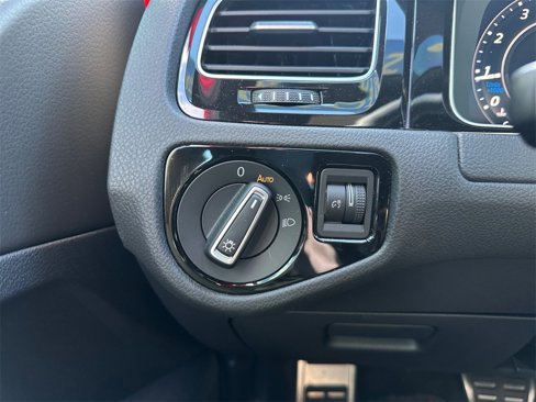 Used 2018 Volkswagen Golf R 4-Door image 24