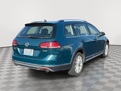 Used 2019 Volkswagen Golf S image 3