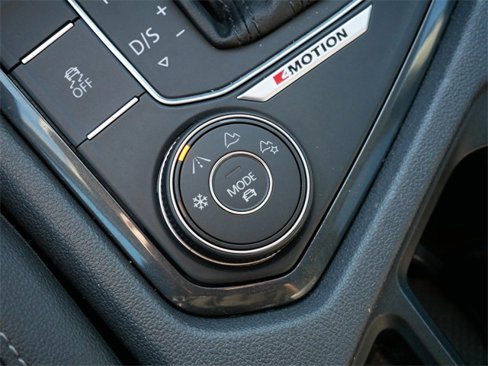 Used 2018 Volkswagen Tiguan SE w/ Panoramic Sunroof Package image 23