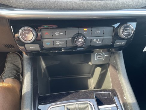 New 2025 Jeep Compass Latitude image 30