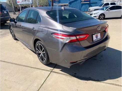 Used 2020 Toyota Camry SE image 2