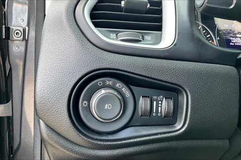 Used 2018 Jeep Renegade Latitude image 32