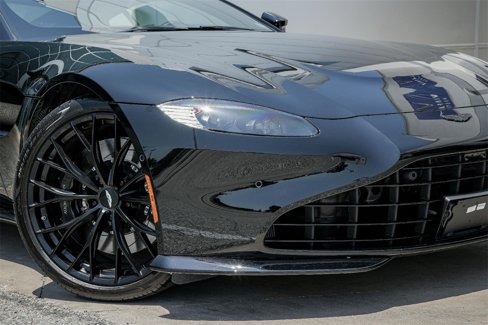 Used 2023 Aston Martin V8 Vantage Coupe image 12