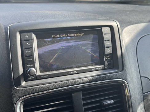 Used 2018 Dodge Grand Caravan SE w/ UConnect Hands-Free Group image 15