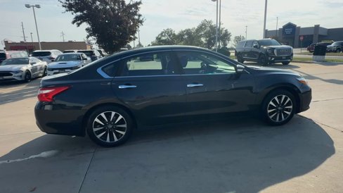 Used 2017 Nissan Altima 2.5 SL w/ Moonroof Package image 9