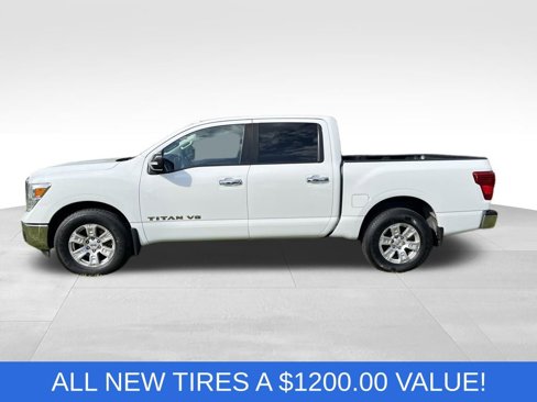 Used 2018 Nissan Titan SV image 2