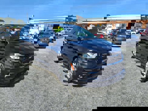 Used 2023 Chrysler Pacifica Touring-L image 2