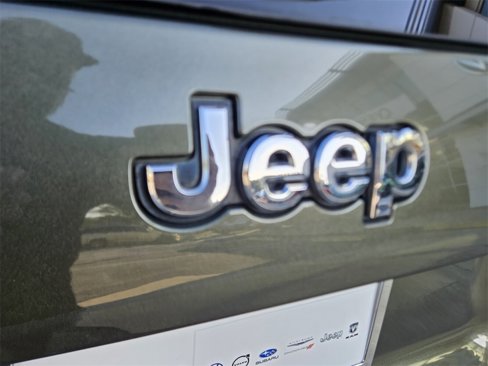 Used 2019 Jeep Cherokee Latitude Plus w/ Cold Weather Group image 11
