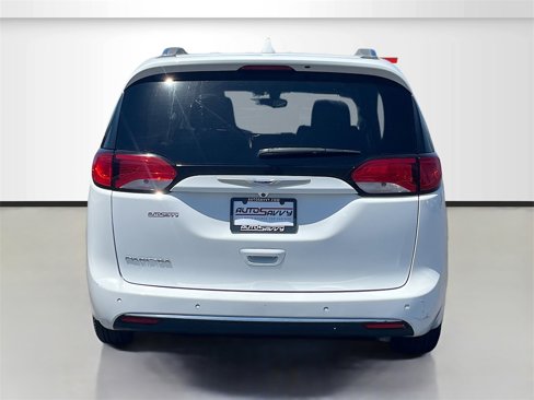 Used 2018 Chrysler Pacifica Touring-L image 6