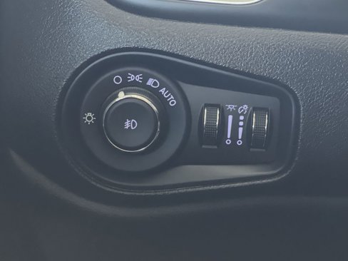 Used 2020 Jeep Renegade Latitude w/ Cold Weather Group image 17