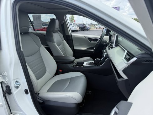 Used 2021 Toyota RAV4 XLE Premium image 24