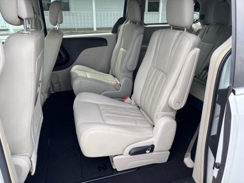 Used 2016 Chrysler Town & Country Touring image 16
