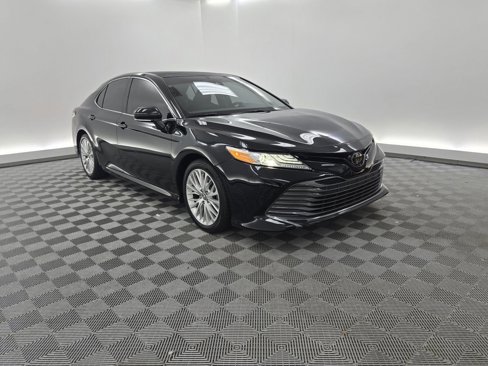 Used 2020 Toyota Camry XLE image 7