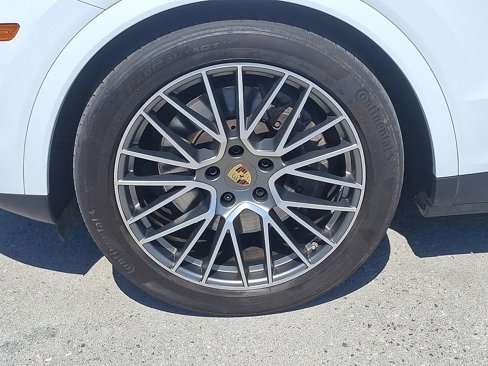 Certified 2023 Porsche Cayenne Platinum Edition image 10