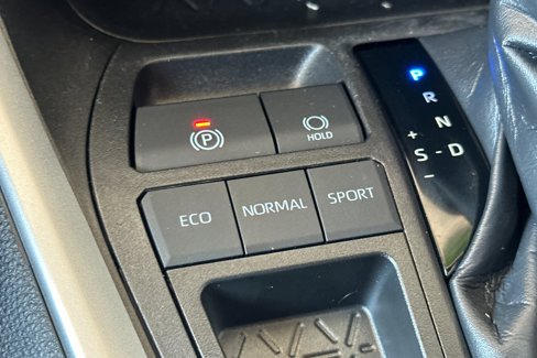 Certified 2022 Toyota RAV4 LE image 32