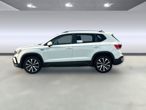 Used 2024 Volkswagen Taos SE image 2