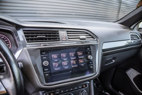 Used 2018 Volkswagen Tiguan SEL Premium w/ R-Line Package image 19