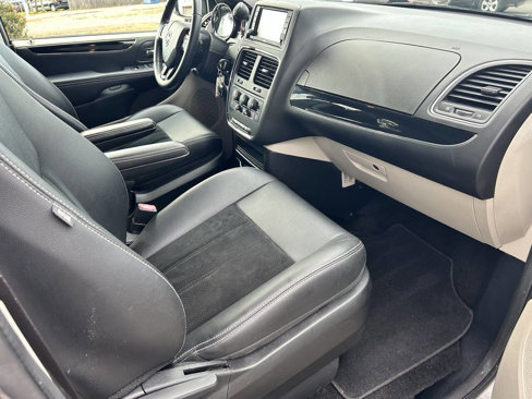Used 2017 Dodge Grand Caravan SXT w/ Rear Park Assist Package image 21