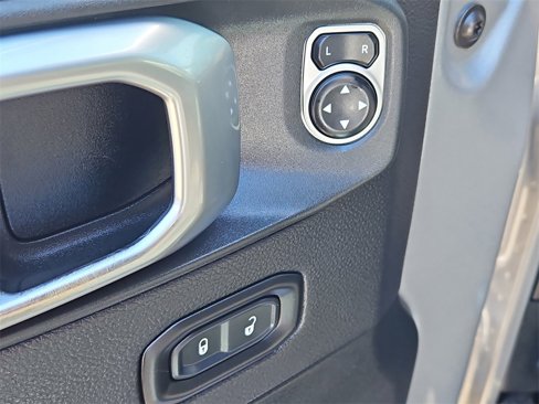 Used 2020 Jeep Wrangler Unlimited Sahara image 26