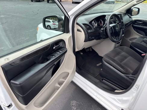 Used 2018 Dodge Grand Caravan SE w/ UConnect Hands-Free Group image 8