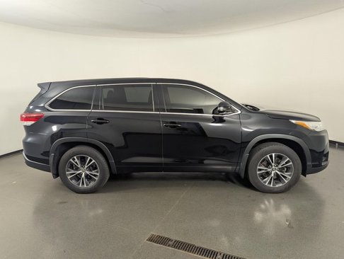 Used 2017 Toyota Highlander LE image 5