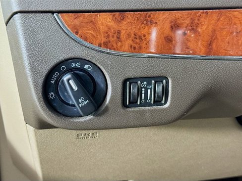 Used 2013 Chrysler Town & Country Touring image 10