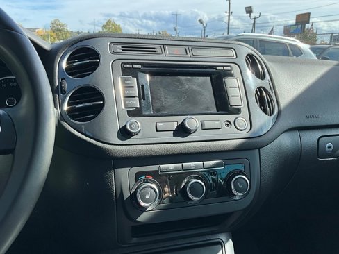 Used 2012 Volkswagen Tiguan SE image 17