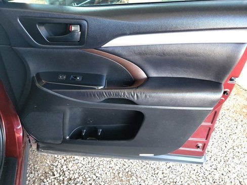 Used 2015 Toyota Highlander LE image 23